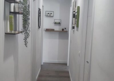 Reforma puertas interior blanco suelo laminado