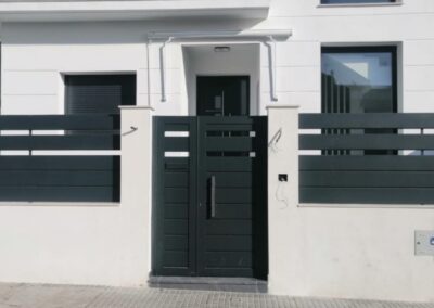 Valla y puerta exterior de aluminio