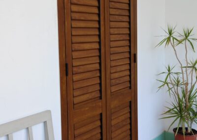 Mallorquina aluminio madera.