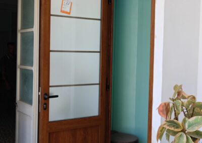 Puerta aluminio madera Banyoles.