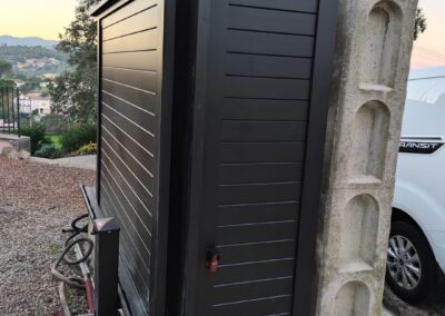 Puerta corredera telescópica aluminio lacado con motor Maçanet de la Selva.