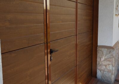 Puerta seccional aluminio madera Caldes