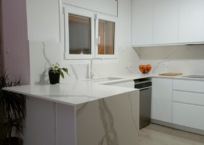 Reforma cocina mármol porcelánico Sils